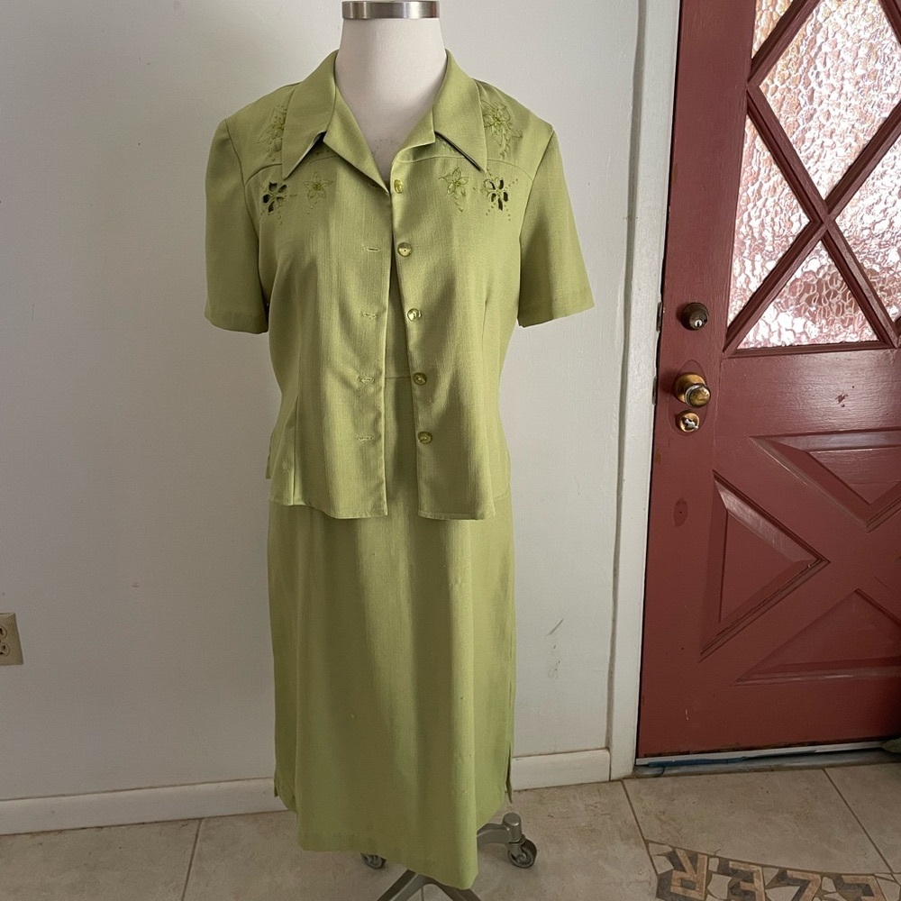 Karin Steven’s Elegant Green Sleeveless Dress